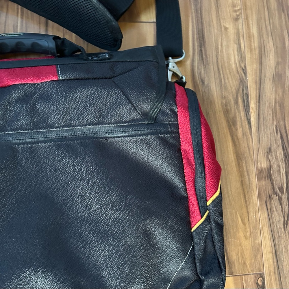 TAYLORMADE BLACK AND RED MESSENGER/GOLF LINED BAG - Picture 5 of 10